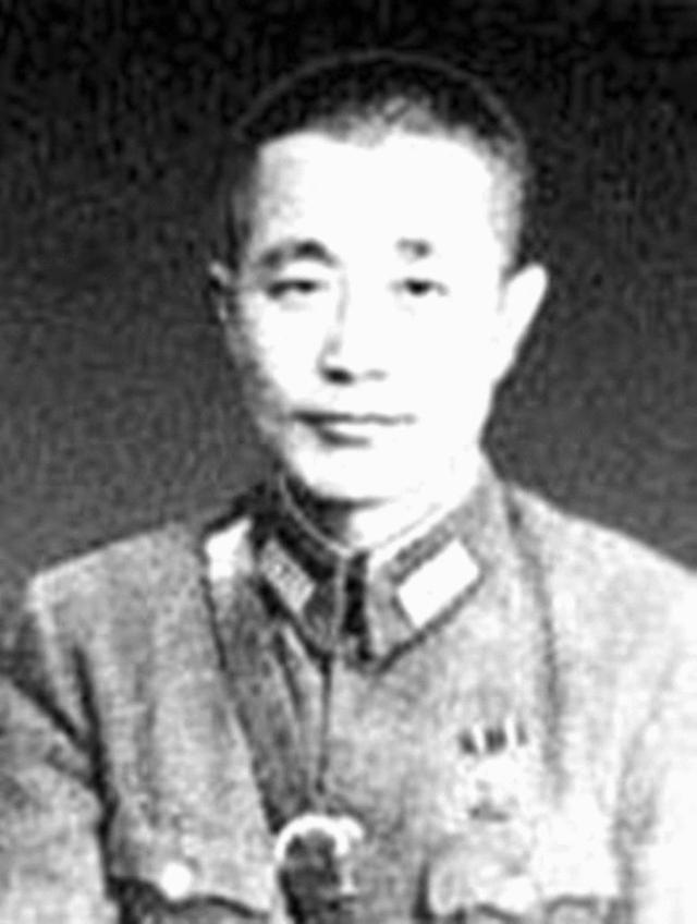 1971年，杨振宁和岳父杜聿明第一次见面的合影，他毕恭毕敬站一旁