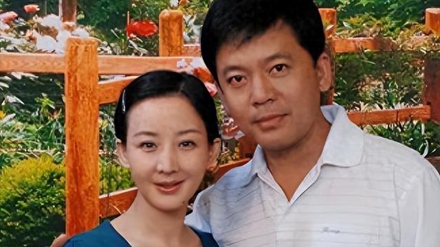 “藏”了那么多年，原来何政军的妻子是她，怪不得当初会拒绝巩俐