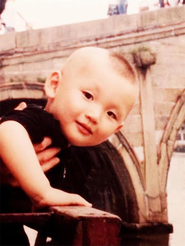 央视主持劳春燕：与丈夫分居16年，38岁高龄产子，今51岁知性端庄