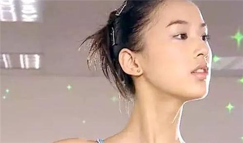 黄圣依带儿子踢足球，网友：全程盯着她的大长腿