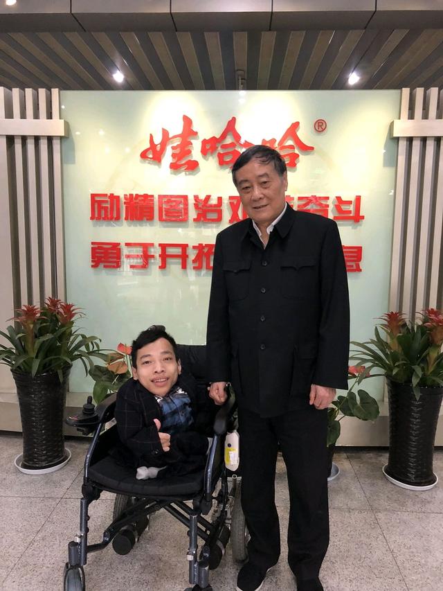身高90厘米的李创利：白手起家攒3亿身家，娶1米7女秘书并生一子