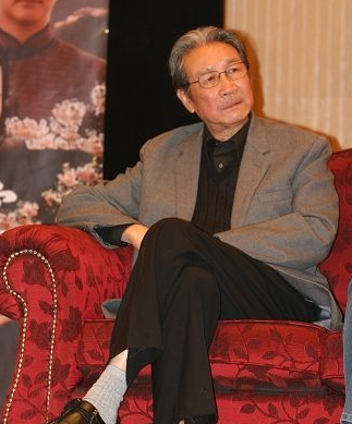 国家一级演员黄小立，儿子是“神算子”黄磊，今83岁身材依旧挺拔