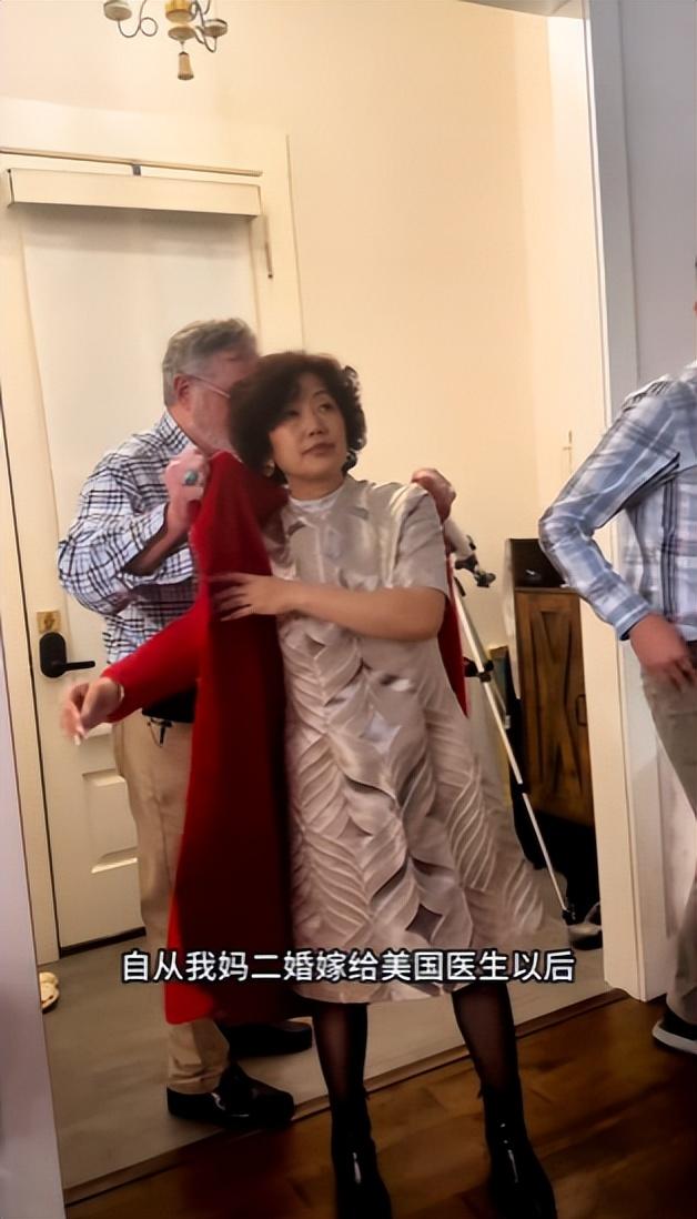 58岁天津妈妈赴美看女儿，三个月闪婚美国医生，孩子爸在国内苦等