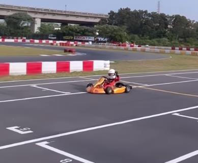 林志颖3个儿子开赛车，娇妻场外加油身材惹火，7岁双胞胎开车又萌又帅