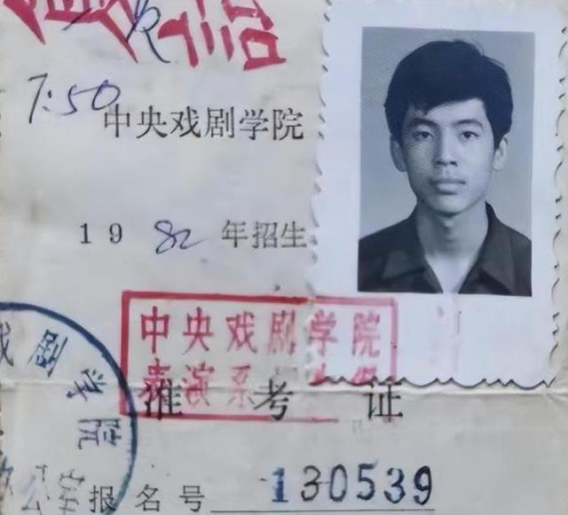 “藏”了那么多年，原来何政军的妻子是她，怪不得当初会拒绝巩俐
