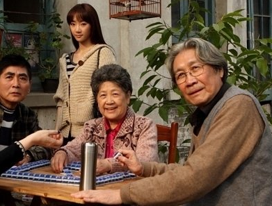 国家一级演员黄小立，儿子是“神算子”黄磊，今83岁身材依旧挺拔