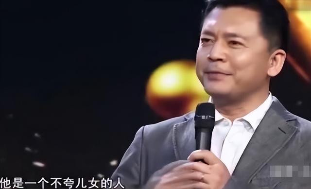 “藏”了那么多年，原来何政军的妻子是她，怪不得当初会拒绝巩俐