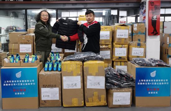 自驾房车五万里横穿“滇藏新甘青”，这个上海男人为何坚持搞“体育公益助学”
