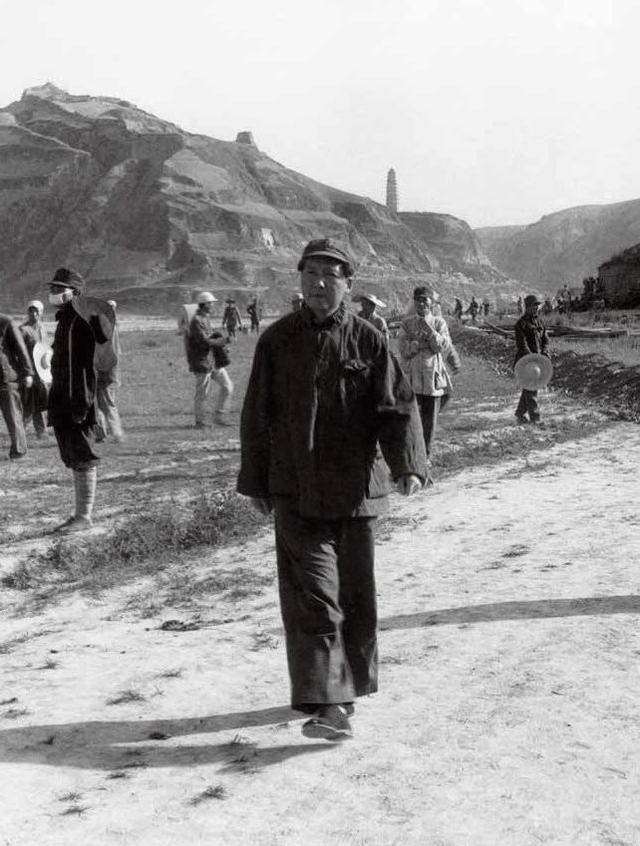 1938年，沈之岳给毛主席递了支烟，引起了主席警觉，随即将他调离