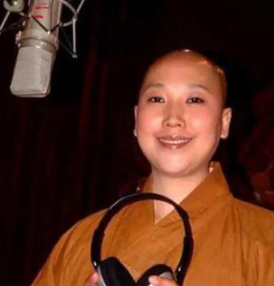 55岁的李娜:从“歌坛天后”到“削发为尼”,她经历了啥?