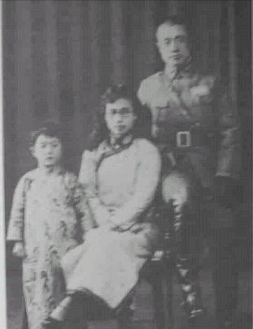 1971年，杨振宁和岳父杜聿明第一次见面的合影，他毕恭毕敬站一旁