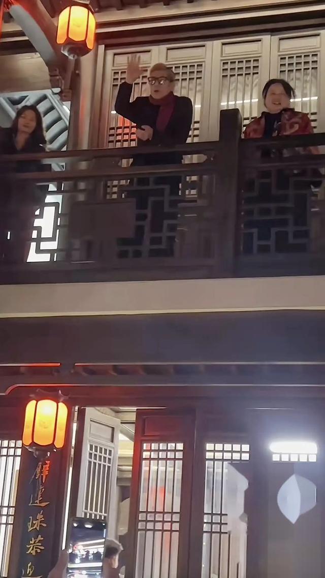 郭富城在岳父家坐主宾位，第二天连夜返程，漂亮小姨子家产2千万