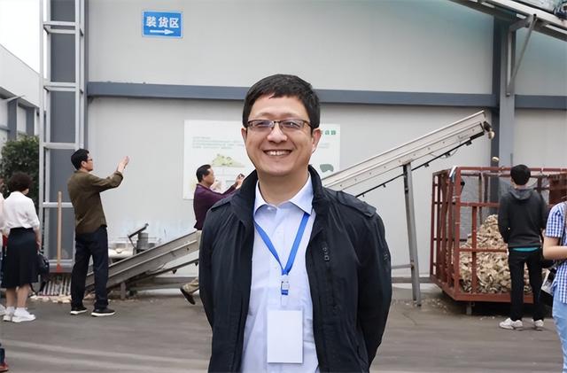 央视主持劳春燕：与丈夫分居16年，38岁高龄产子，今51岁知性端庄