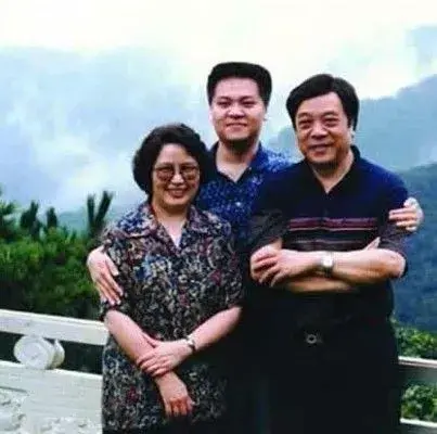 赵忠祥告别仪式当天饶颖却被网友痛骂，14年未发声的她无辜躺枪