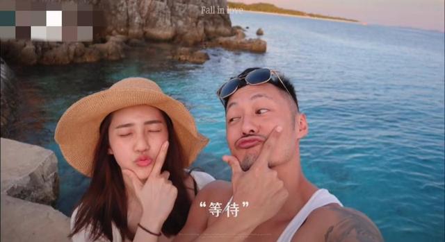 40岁余文乐与妻子520秀恩爱，特意画了老年妆，寓意“白头偕老”