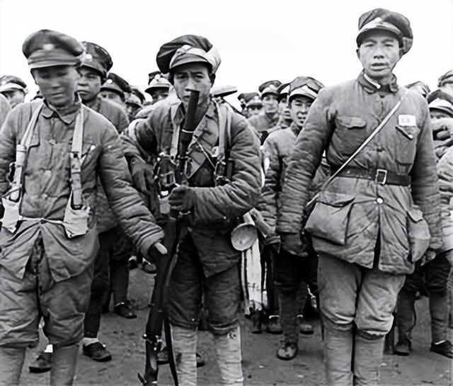 敌人大吼：“毛泽东，你被包围啦，快出来！”叫了大半天毫无动静