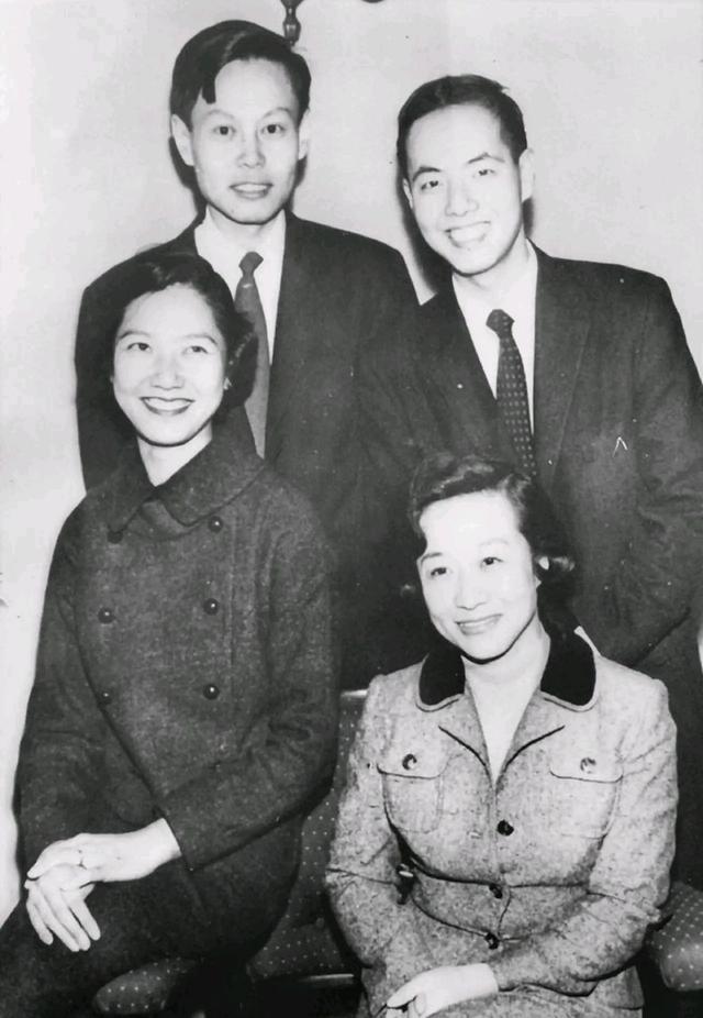 1971年，杨振宁和岳父杜聿明第一次见面的合影，他毕恭毕敬站一旁