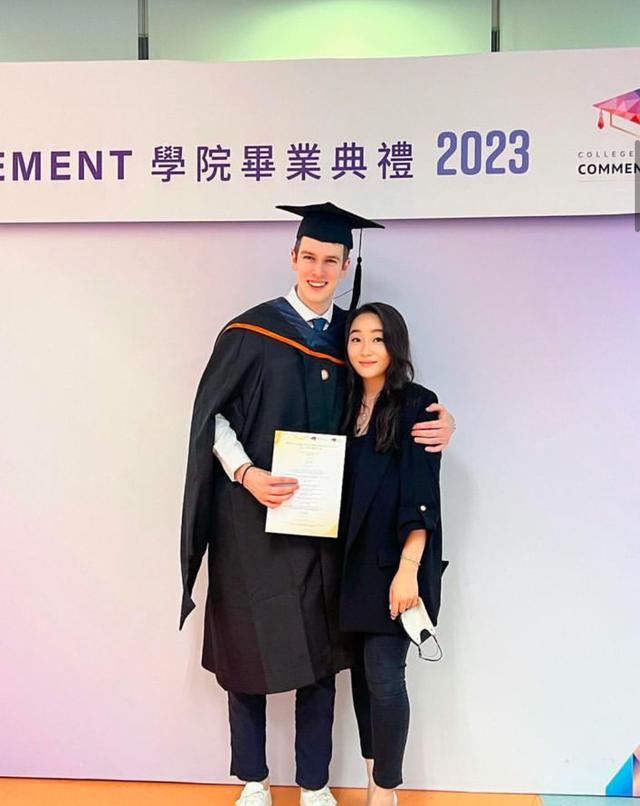 梁家辉一年内两度做外公，双胞胎次女公开怀儿子，长女才生了女儿