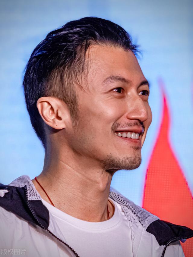 港星男神谢霆锋运动风参加活动，扎起小辫依旧帅气