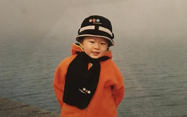 范丞丞童年照大曝光，胖嘟嘟像奶团子，剪西瓜头撞脸易烊千玺