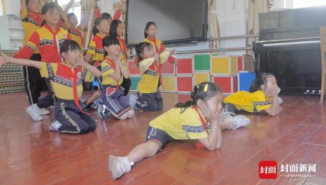 课间操上跳起羊皮鼓舞 一所乡镇小学的非遗传承实验