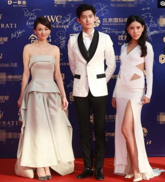 尴了个尬！陈乔恩居然被不知名女星抢镜了！表情一脸无奈