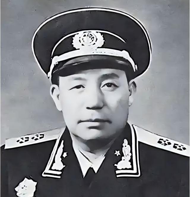 1971年，杨振宁和岳父杜聿明第一次见面的合影，他毕恭毕敬站一旁