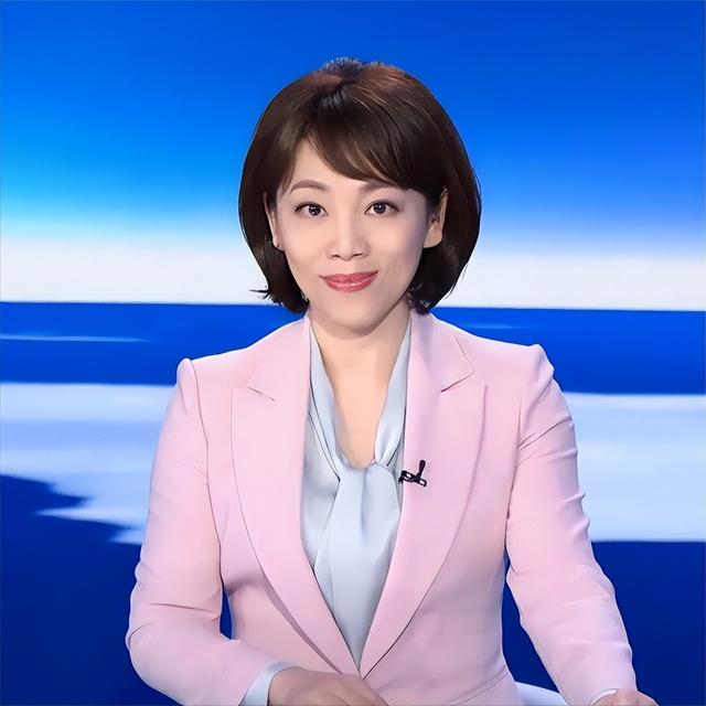 央视主持劳春燕：与丈夫分居16年，38岁高龄产子，今51岁知性端庄