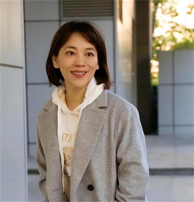 央视主持劳春燕：与丈夫分居16年，38岁高龄产子，今51岁知性端庄