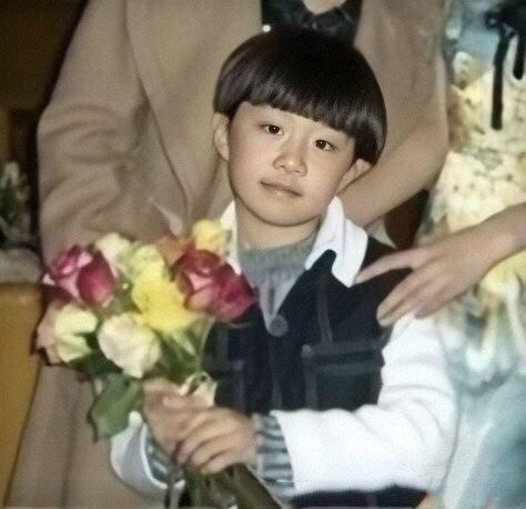 范丞丞童年照大曝光，胖嘟嘟像奶团子，剪西瓜头撞脸易烊千玺