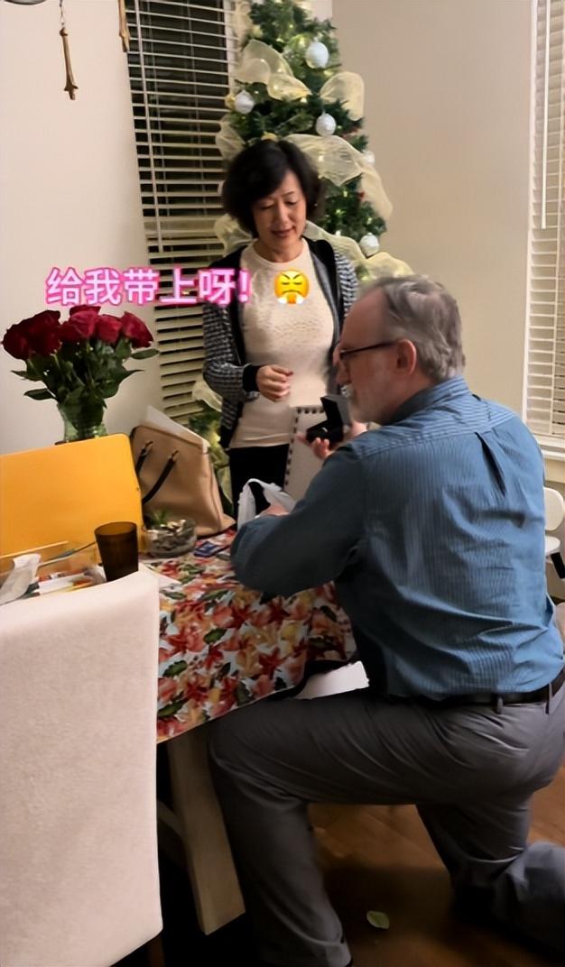 58岁天津妈妈赴美看女儿，三个月闪婚美国医生，孩子爸在国内苦等