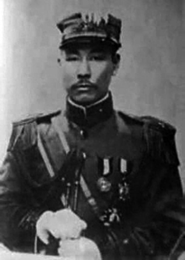 敌人大吼：“毛泽东，你被包围啦，快出来！”叫了大半天毫无动静