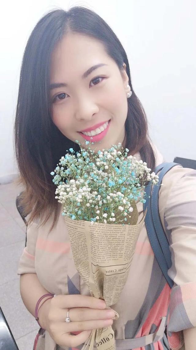 熟女气质 阳光美女 迷人微笑。年轻的成熟气息！