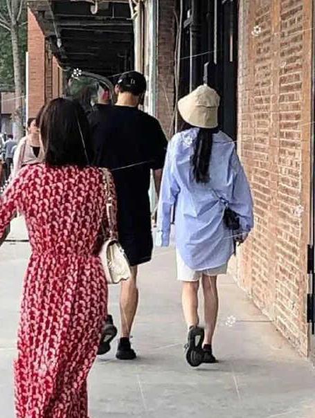 不避嫌！杨幂收工后直奔魏大勋酒店，一路小跑十分欢喜