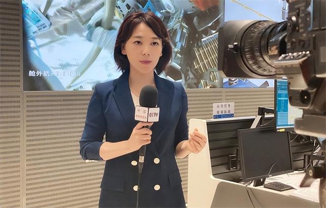 央视主持劳春燕：与丈夫分居16年，38岁高龄产子，今51岁知性端庄