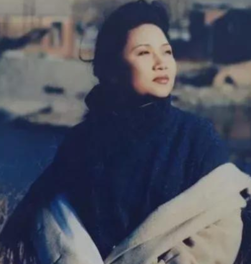 55岁的李娜:从“歌坛天后”到“削发为尼”,她经历了啥?
