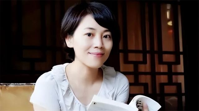 央视主持劳春燕：与丈夫分居16年，38岁高龄产子，今51岁知性端庄