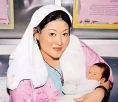 18年后，陈宝莲跳楼撇下的男婴，已经长成干爹“黄大少”的模样