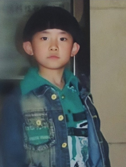 范丞丞童年照大曝光，胖嘟嘟像奶团子，剪西瓜头撞脸易烊千玺