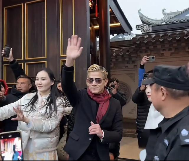 郭富城在岳父家坐主宾位，第二天连夜返程，漂亮小姨子家产2千万