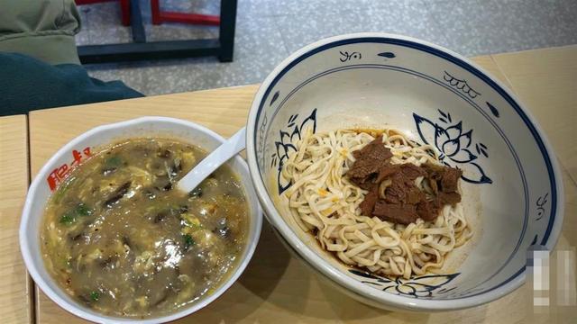 顾客22元买份面仅铺满碗底，南京“肥叔锅贴”回应：标准的四两重，出餐难以保证与宣传图一样