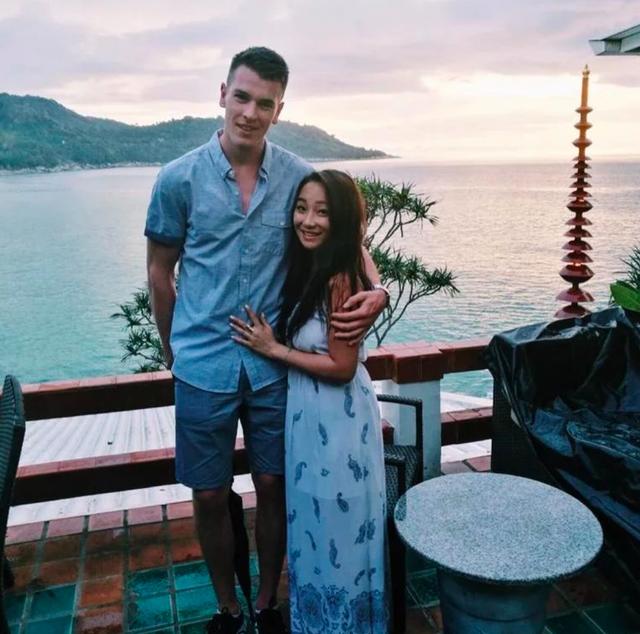 梁家辉一年内两度做外公，双胞胎次女公开怀儿子，长女才生了女儿