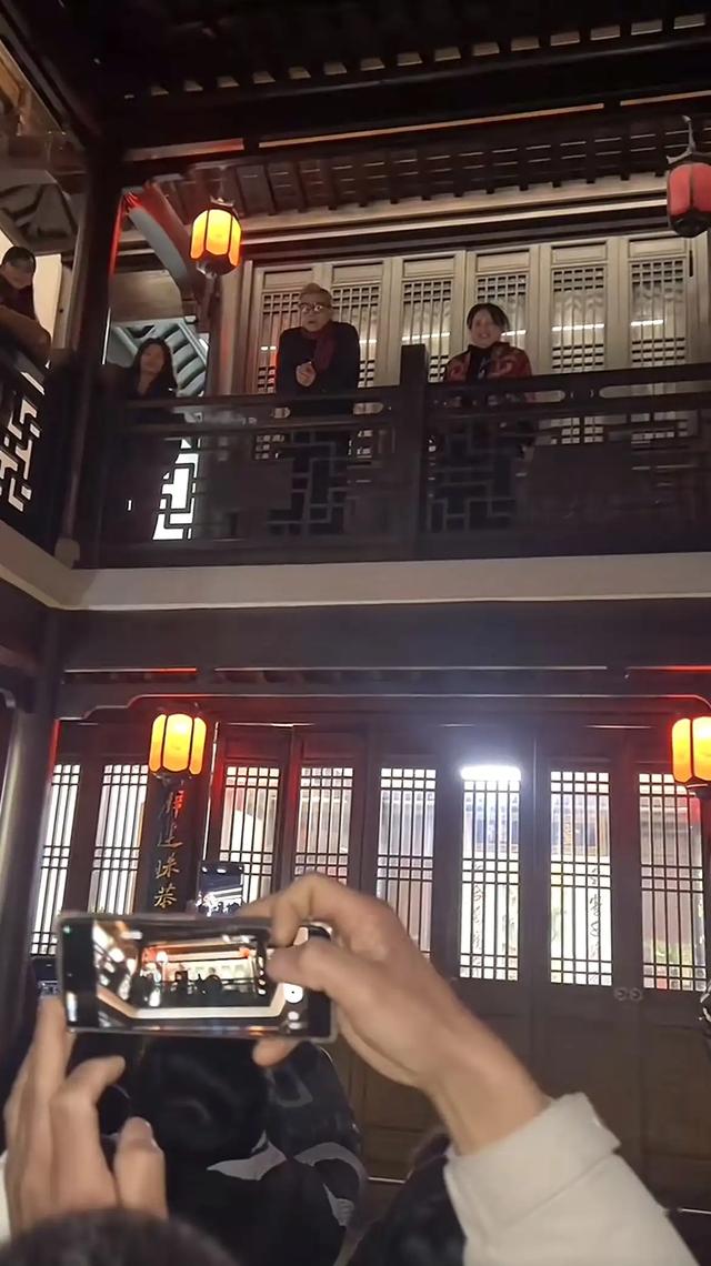 郭富城在岳父家坐主宾位，第二天连夜返程，漂亮小姨子家产2千万