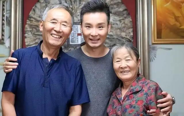 刘和刚：成名后把岳父母接到家里伺候，却让亲生父母去种郊区田？