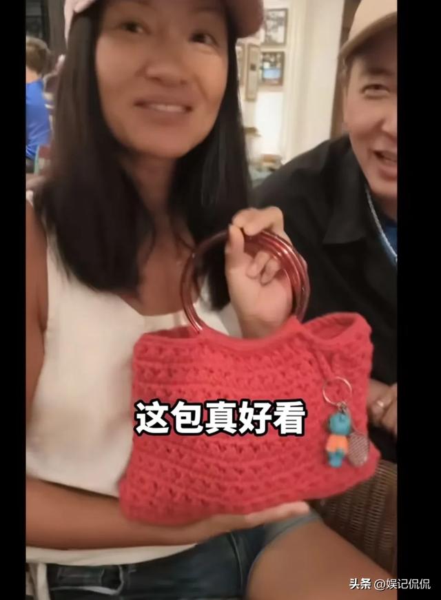 53岁瞿颖近照曝光！素颜出镜模样大变,与戴军泰国聚餐,眼神引热议