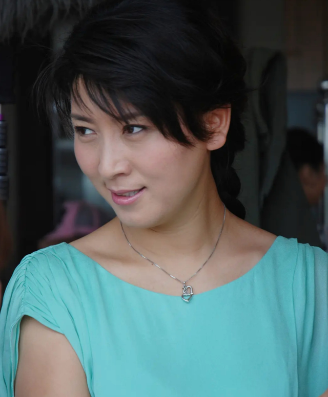 原来闫学晶的儿子就是他，也是演员，戏里戏外都是母子俩，没认出