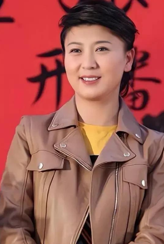 原来闫学晶的儿子就是他，也是演员，戏里戏外都是母子俩，没认出