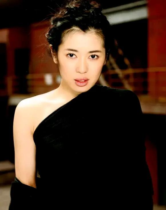 厚唇魅力，演技女王——余楠的银幕传奇