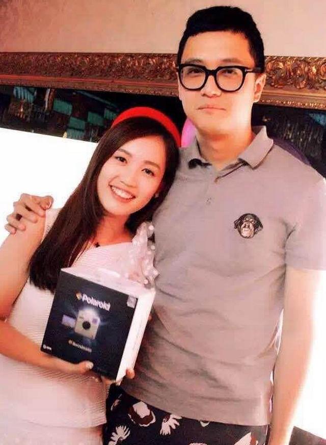 宋喆和马蓉深情相拥，你情我爱如热恋中的人