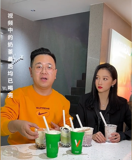 23岁关晓彤升级当老板！宣传全程黑脸惹争议，身旁主持尴尬暖场